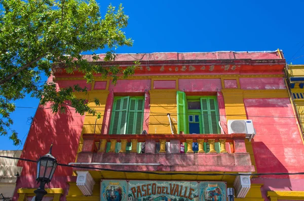 Buenos Aires, Argentina-30. ledna 2018: Caminito je pestrý areál v sousedství La Boca v Buenos Aires. S barvám pomalovanými budovami. — Stock fotografie