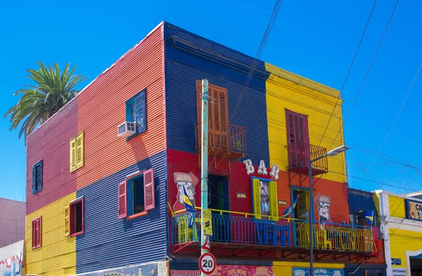 BUENOS AIRES, ARGENTINE - 30 JANVIER 2018 : Caminito est une zone colorée dans les quartiers de La Boca à Buenos Aires. Avec des bâtiments colorés peints . — Photo