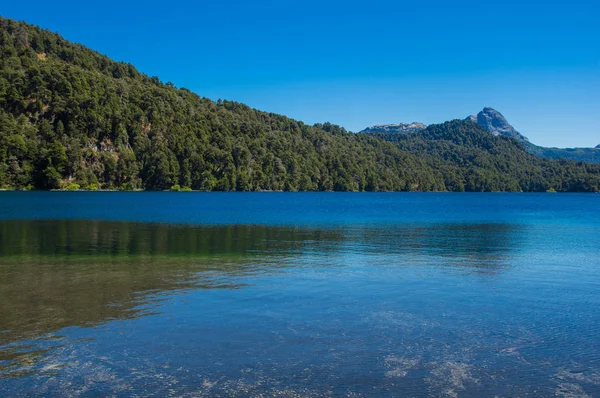 Lago espejo grande in der nähe von villa la angostura in der provinz neuquen, argentina. wunderschöner sonnenuntergang am lago espejo grande — Stockfoto
