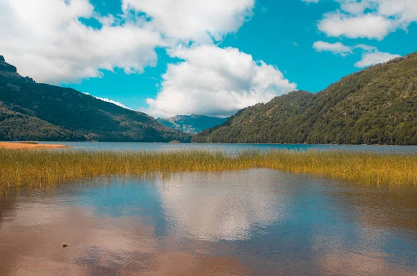 Falknerovo jezero se nachází v národním parku Nahuel Huapi, provincii Neuquen, Argentina Royalty Free Stock Fotografie