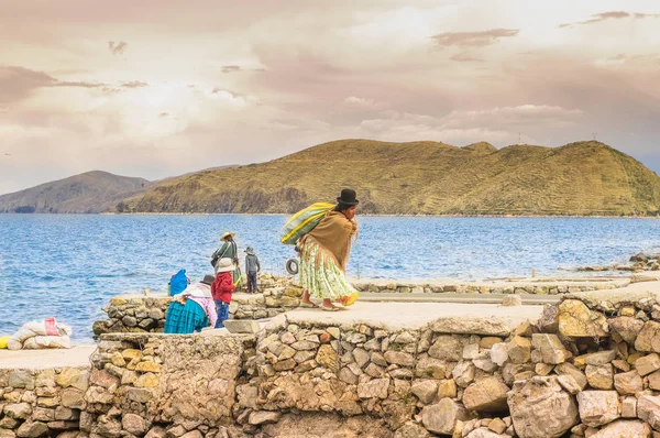 볼리비아 이슬라 델 솔 - 2018년 5월 12일: 현지인들이 태양의 이슬라 델 솔 섬에 있는 샬라 마을에 돌 부두를 건설하고 있다. 티티카카 호수, 볼리비아. — 스톡 사진