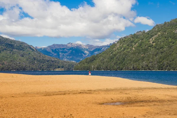 Lago Falkner ubicado en el Parque Nacional Nahuel Huapi, provincia de Neuquén, Argentina — Foto de Stock