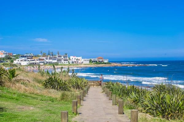 Playa brava situada en la costa de Uruguay . — Foto de Stock