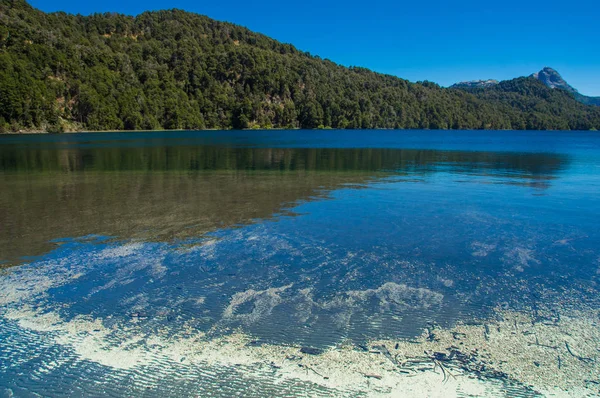 Lago Espejo Grande cerca de Villa la Angostura en la provincia de Neuquén, Argentina. Hermosa puesta de sol en Lago Espejo Grande —  Fotos de Stock