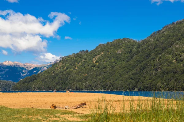 Lago Falkner ubicado en el Parque Nacional Nahuel Huapi, provincia de Neuquén, Argentina — Foto de Stock