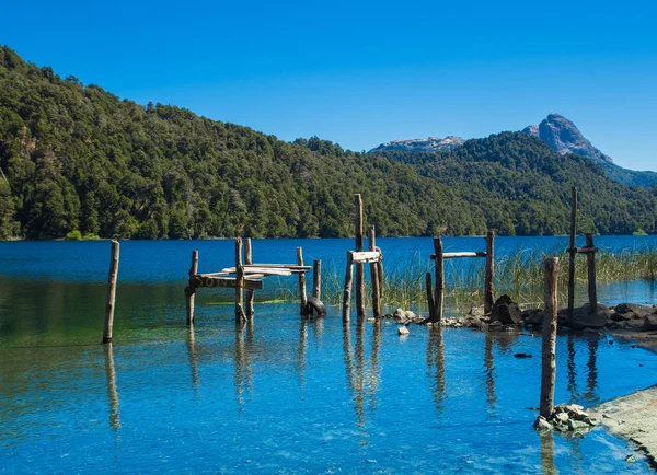 Lago Espejo Grande cerca de Villa la Angostura en la provincia de Neuquén, Argentina. Hermosa puesta de sol en Lago Espejo Grande — Foto de Stock