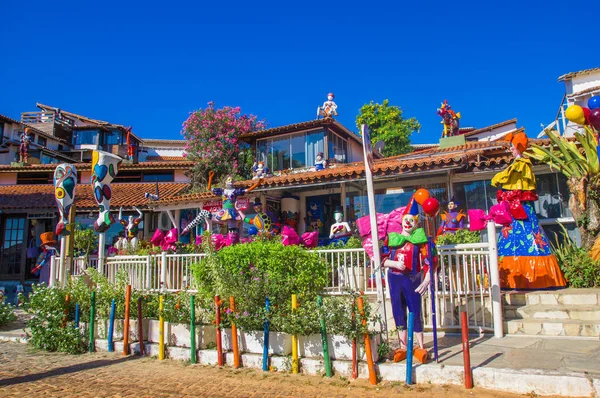 Búzios, Brasil - 24 de fevereiro de 2018: Ruas de Búzios estão cheias de lojas e restaurantes são populares para os turistas visitarem à noite . — Fotografia de Stock