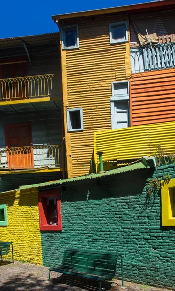 Buenos Aires, Arjantin - 30 Ocak 2018: Caminito, Buenos Aires'in La Boca semtlerinde renkli bir bölgedir. Renkli boyalı binalar ile. — Stok fotoğraf