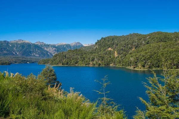 Lago Nahuel Huapi e Vila La Angostura cidade, Argentina — Fotografia de Stock