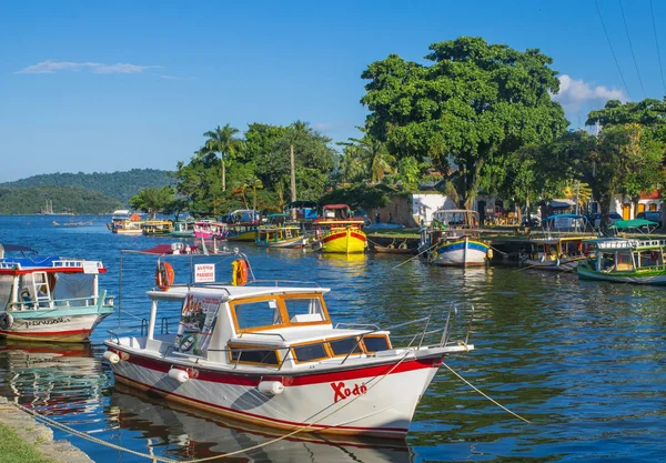 Street of historical center in Paraty, Rio de Janeiro, Brazil. Paraty is a preserved Portuguese colonial and Brazilian Imperial municipality. — Stock Photo, Image