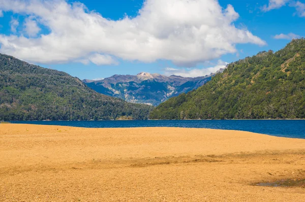 Lago Falkner ubicado en el Parque Nacional Nahuel Huapi, provincia de Neuquén, Argentina — Foto de Stock