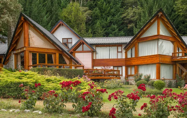 Lago Nahuel Huapi e Vila La Angostura cidade, Argentina — Fotografia de Stock