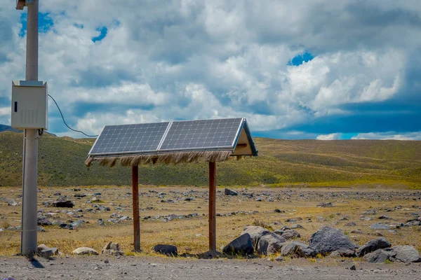 安第斯山脉的现代大型光伏太阳能电池板. — 图库照片
