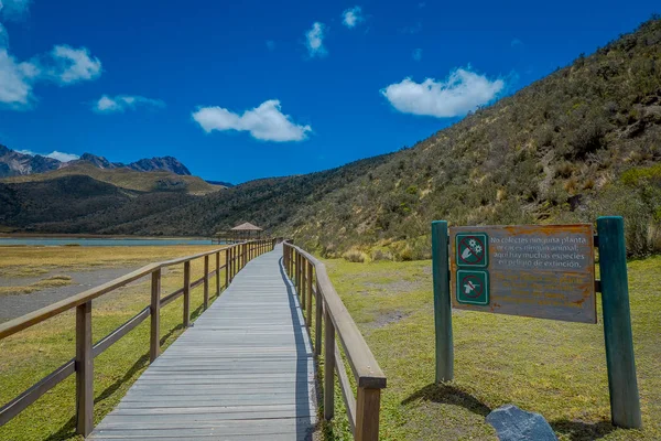 Nationaal park Cotopaxi in Ecuador, in een zomerse ochtend. — Stockfoto