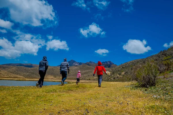 Cotopaxi, ECUADOR - 08 de septiembre de 2019: Personas no identificadas caminando por la orilla del lago Limpiopungo . — Foto de Stock
