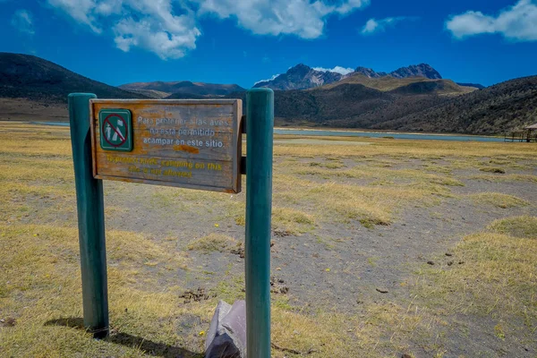 Panneaux pour touristes au parc national Cotopaxi, Équateur par une journée ensoleillée et venteuse — Photo
