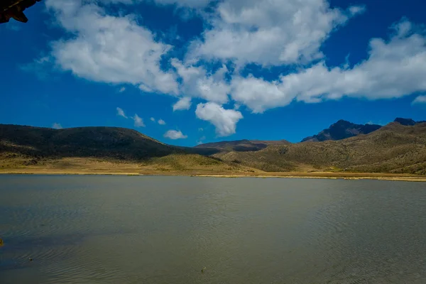 Costa do lago Limpiopungo localizado no parque nacional de Cotopaxi, Equador em um dia ensolarado e ventoso — Fotografia de Stock