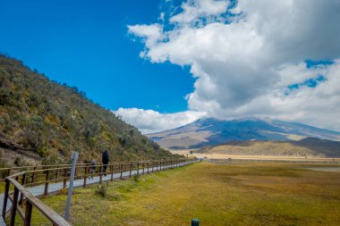  Cotopaxi milli parkı, Ekvador güneşli ve rüzgarlı bir günde