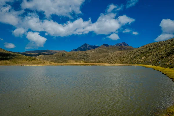 Shore of the lake Limpiopungo located in Cotopaxi national park, Ecuador in a sunny and windy day — Stock Photo, Image