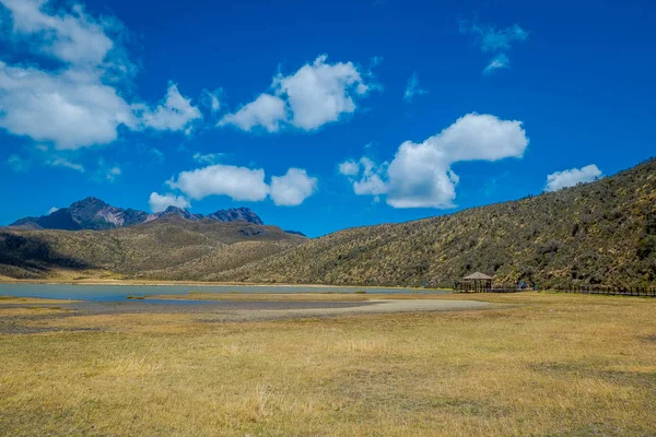 Shore of te lake Limpiopungo beliggende i Cotopaxi nationalpark, Ecuador i en solrig og blæsende dag - Stock-foto