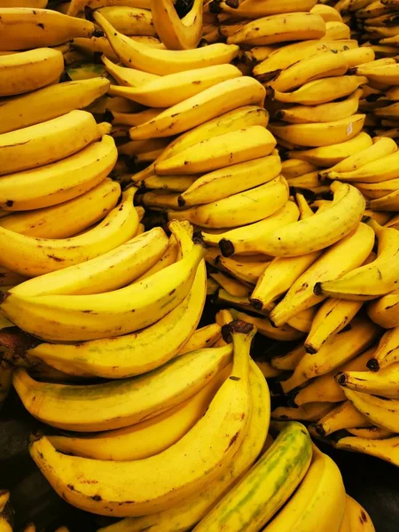 Bunch orgânico cru não OGM de bananas empilhadas prontas para comer — Fotografia de Stock