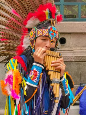 Quito, Ekvador, 29 Eylül 2019: Quito, Ekvador 'un tarihi merkezinde yerel müzik sanatçıları.
