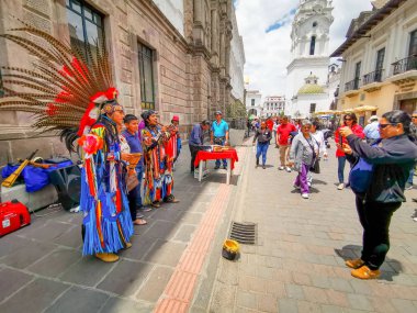 Quito, Ekvador, 29 Eylül 2019: Quito, Ekvador 'un tarihi merkezinde yerel müzik sanatçıları.