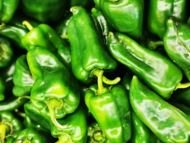 Hasat arka planında yeşil biber. Yakın çekim