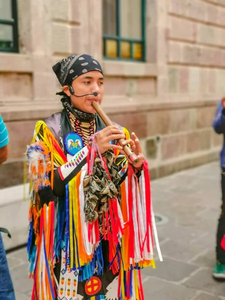 Quito, Ecuador, 29 de septiembre de 2019: Música de artistas callejeros indígenas en el centro histórico de Quito, Ecuador . — Foto de Stock