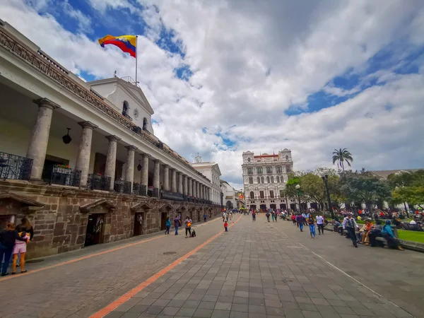 Quito, Equador, 29 de setembro de 2019: Plaza Grande ou Plaza de la Independencia é a principal praça no centro histórico de Quito, Equador . — Fotografia de Stock