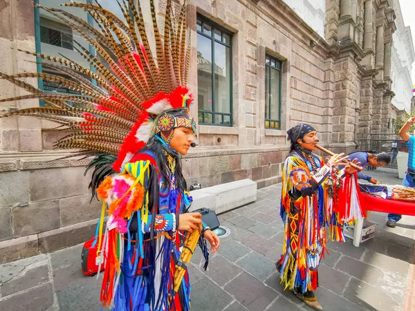 Quito, Ecuador, 2019. szeptember 29.: Zenei őslakos utcai előadók Quito történelmi központjában, Ecuadorban. — Stock Fotó