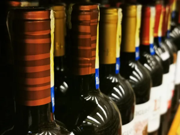Garrafas de vinho na prateleira de madeira na loja de vinhos — Fotografia de Stock