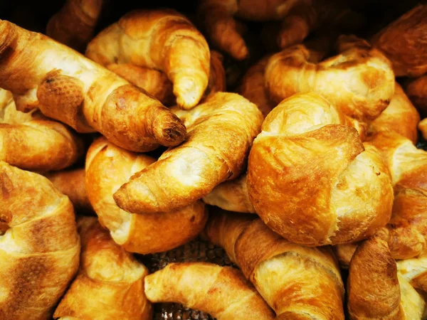 Pane fresco e profumato sul tavolo. Concetto alimentare. — Foto Stock