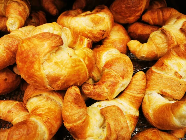 Pane fresco e profumato sul tavolo. Concetto alimentare. — Foto Stock