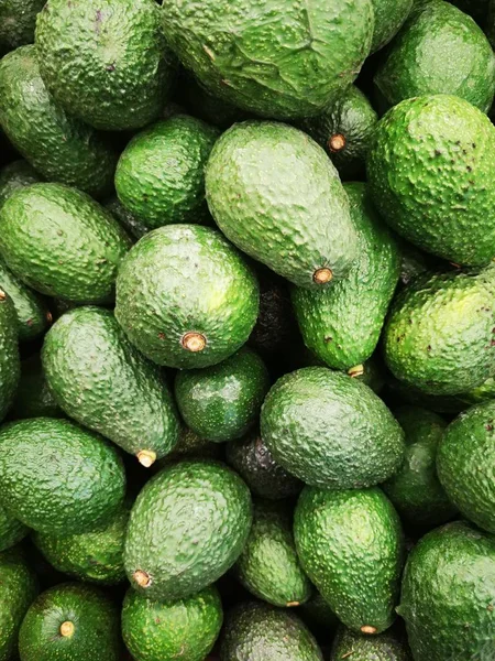 Closeup of bunch of fresh green avocado in the supermarket — Stock Photo, Image