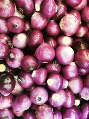 Yerel çiftçi pazarında organik soğan satılıyor.