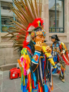 Quito, Ekvador, 29 Eylül 2019: Quito, Ekvador 'un tarihi merkezinde yerel müzik sanatçıları.
