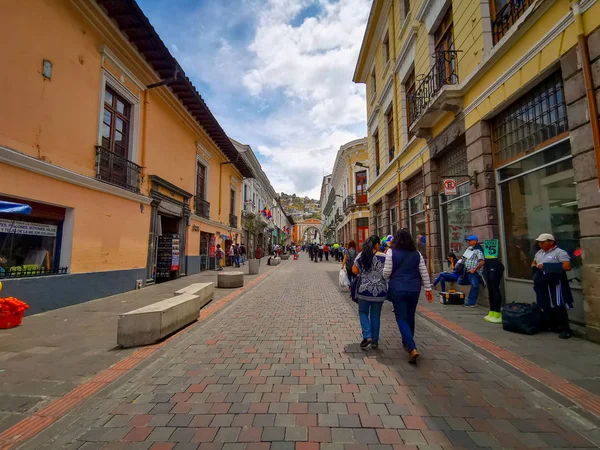 Quito, Ecuador, 2019. szeptember 29.: Kilátás Quito történelmi központjára, Ecuador. Az UNESCO által kihirdetett — Stock Fotó