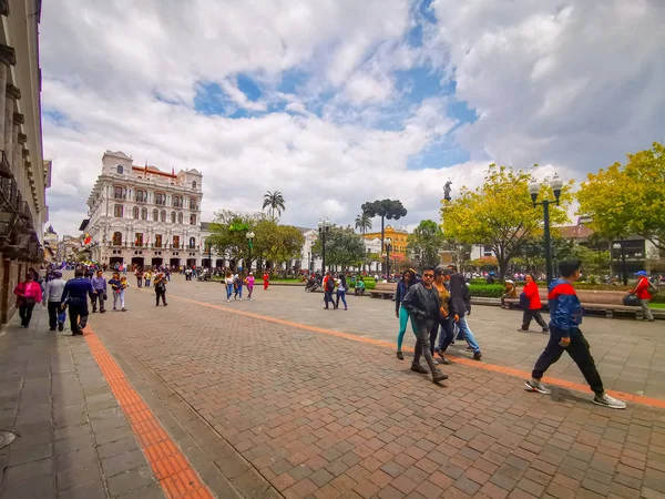 Quito, Ecuador, 29 de septiembre de 2019: Plaza Grande o Plaza de la Independencia es la plaza principal en el centro histórico de Quito, Ecuador . — Foto de Stock