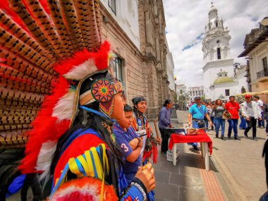 Quito, Ekvador, 29 Eylül 2019: Quito, Ekvador 'un tarihi merkezinde yerel müzik sanatçıları.