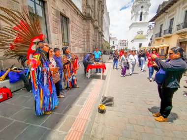 Quito, Ekvador, 29 Eylül 2019: Quito, Ekvador 'un tarihi merkezinde yerel müzik sanatçıları.