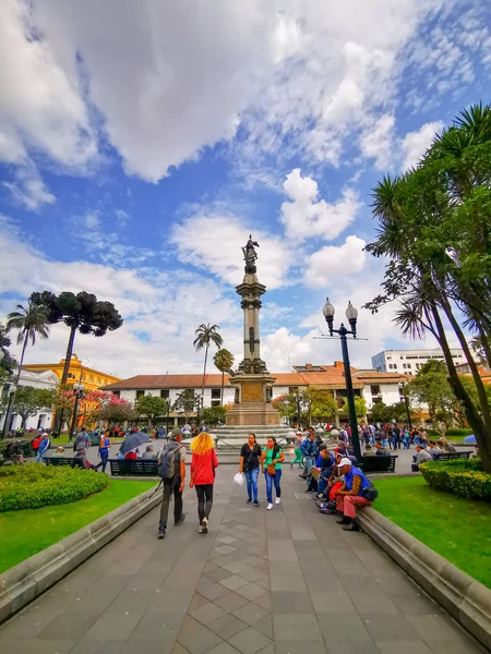 Quito, Ecuador, 29 september 2019: Plaza Grande eller Plaza de la Independencia är huvudtorget i Quitos historiska centrum, Ecuador. — Stockfoto