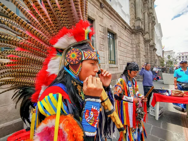 Quito, Ecuador, 29 september 2019: Muziek inheemse straatartiesten in het historische centrum van Quito, Ecuador. — Stockfoto