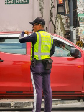Quito, Ekvador, 29 Eylül 2019: Quito, Ekvador 'un tarihi merkezini koruyan polis.