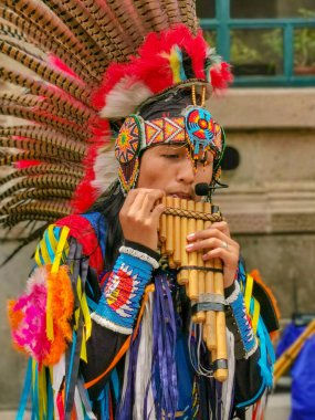 Quito, Ekvador, 29 Eylül 2019: Quito, Ekvador 'un tarihi merkezinde yerel müzik sanatçıları.