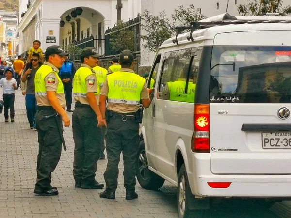 Quito, Ecuador, 29 de septiembre de 2019: Policía vigilando el centro histórico de Quito, Ecuador . —  Fotos de Stock