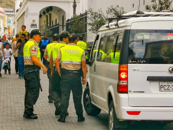 Quito, Ecuador, 29 de septiembre de 2019: Policía vigilando el centro histórico de Quito, Ecuador . —  Fotos de Stock