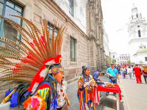 Quito, Ecuador, 2019. szeptember 29.: Zenei őslakos utcai előadók Quito történelmi központjában, Ecuadorban. — Stock Fotó