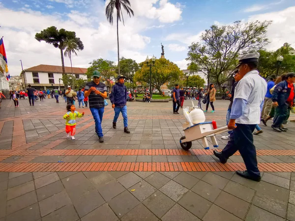 Quito, Ecuador, 29 de septiembre de 2019: Plaza Grande o Plaza de la Independencia es la plaza principal en el centro histórico de Quito, Ecuador . — Foto de Stock