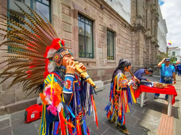 Quito, Ecuador, 29 Σεπτεμβρίου 2019: Μουσική ιθαγενών καλλιτεχνών του δρόμου στο ιστορικό κέντρο του Κίτο, Εκουαδόρ. — Φωτογραφία Αρχείου